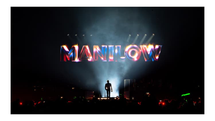 Barry Manilow provides Gorham teacher with $10,000 award during Portland concert